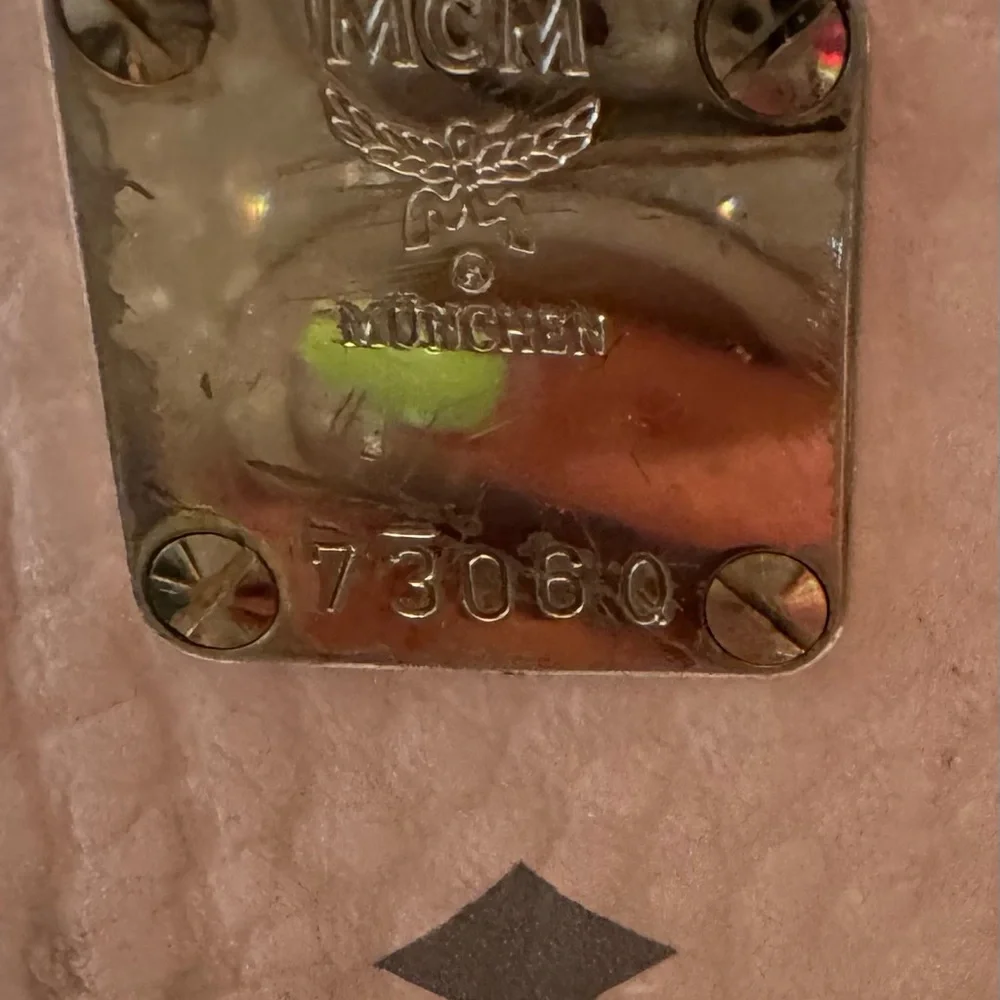 Chic Pink Crossbody Bag with Chain Detail - Picture 2 of 13